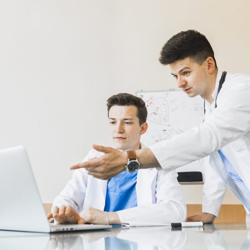 doctors-with-laptop