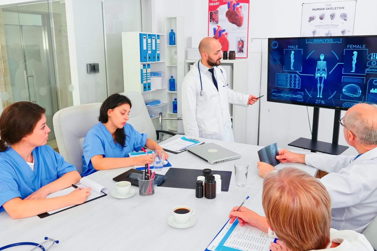 Mature medical physician explaining treatment to nurses during healthcare seminar pointing at digital monitor. Clinic herapist discussing with colleagues about disease, medicine professional. SSUCv3H4sIAAAAAAAACpRVy47jNhC8B8g/DHQOEb4f+YJc9pRjkEOLbI2FlUVDkjcJBvPvacl6j2cXuRhWd7FZrG4W337+6eWlKKGvY/Hby9v4Rd9109z7oYOhzi2F+S9zvMM2YbePfOuU5fsApnrIXQ3NPljCEC8tXJGC7b1pxvD7lCz6AYZ7j/1u99slDznd2xGtlhLXOna5H3L8eiNulBFrhsLTklN0JI8NXrEd+n2l/nIfBuymWhSXbknccpvMIZI6hGs/1BPxLSyk6qpDpKxfH9xGHvvNEt5yX2/8tiWQcokfSUAD13+PtOp/BpgiO9kiDPhKOh+EW9r45+P7ZUlMSVpBqeJ3hGa4ROjw1y/Uq0iNmjd6iHMvR9SXuo/YNNBiJrGX/GPvTwr/EWtsI/6Pao8/f60nf6X149Hf3ncH7aiF8JiP+ViFdDElZwQTRgHTyAXzgZdMJWNUsloEauPaAJeiUUaxyvDItEVkHirBuPdl4FEnrTawcJXVySMTCQ3TXJUMvK2Yj1wEjd6ATRvYCqs5VY4aAlWuLAs2EhgjB1QqSKNWsKl0aYVOLJqKKpvSU2X6QUhc2RhCNHoF26SNE8EzGUERDcnpgC4xUE7IVEoQqVrBntsgnYxMmohEoyTOCTmLZSlEkqbCYFew1KAAuWWVN8Q5eCDOfCrPUYQYIsAKVshTlNIwVI4zTbqyUurIjOTK046ANqxgUCYa4yrGXRjVSJoFIDCvUAsZgjLJTa1/9Lv4+jfdwes0vXOn4Z7qvJvmb5mGc7q5u3G4dXWs29fdsjxcJktalsV8b4dunKNiJdfkfIOyGW9xRTVxiV+g7wmelvj+gpEB5utunzYP0xTOVYtEN3D8FEoaHYTw3nBhSSlR7J3tUlOdic5C8H5rMnVo3HS9Rk/szXJPc2vDYqIfnG4CuCDsHnAyvWegk/89gyxO+Cx38MQJoA3dlA2wuOOz3Nknn2HOljljjFy8/WyeI8AKp6XZAWYbpVyQWtNt2p1uNtQ557V4pBZ7G23rWpNGxxbtnyVaSgbEldOfiHbie9KEPOqHmhwwz0Q/Ap6L5qz6fuO1VVb/YIA+aPtEfKP1ZwKTXSwCH959Wl+nw7s/C1gIbZQPym72uehHQsBr7iMhSREqLDm3fnOhs5aF5lxxoZzcHoS9lIXkhuxJ8s0iz0oWWlmvnDF8hZyELIR3wVhyfLdCPghZCOO9Em6rcpBxJOoUCba9AouKhROCngAnJvuc5avH2SwqWVYSyPYDd5Lpkn7KIICBKAWi9r6KFa16/w8AAP//AwA2JvBW5gkAAA==